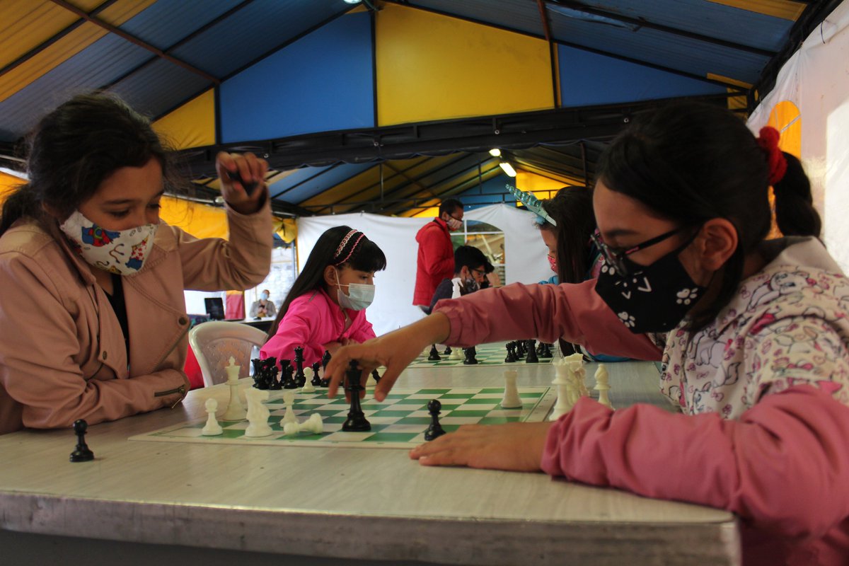 integracionbta's tweet photo. Las niñas y niños de #PuenteAranda encontraron gran motivación en el curso de Ajedrez ♟del CDC Galán que realizamos en convenio con la Alcaldía local. 

Ellos han aprendido nuevas tácticas de este juego con la enseñanza de un maestro internacional.
@XiniaNavarro
@Localidad16 https://t.co/JcBw6dP57d