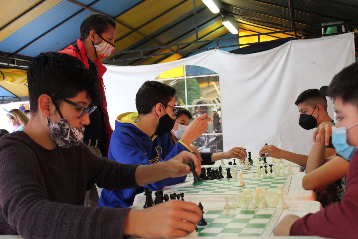 integracionbta's tweet photo. Las niñas y niños de #PuenteAranda encontraron gran motivación en el curso de Ajedrez ♟del CDC Galán que realizamos en convenio con la Alcaldía local. 

Ellos han aprendido nuevas tácticas de este juego con la enseñanza de un maestro internacional.
@XiniaNavarro
@Localidad16 https://t.co/JcBw6dP57d