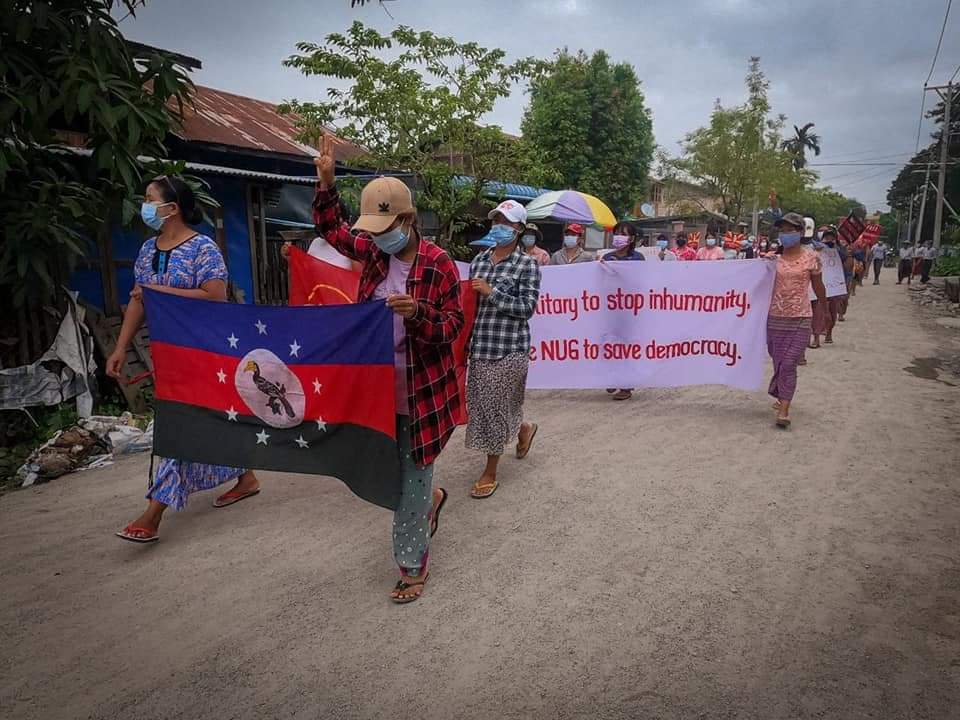 PyaePyae0205711's tweet photo. Residents of #Kale, #Sagaing region marched on the streets and protested to overthrow Military Dictatorship today.

#NoEscapeFromGenocide
#Aug26Coup
#WhatsHappeningInMyanmar https://t.co/d6n7sB95DS