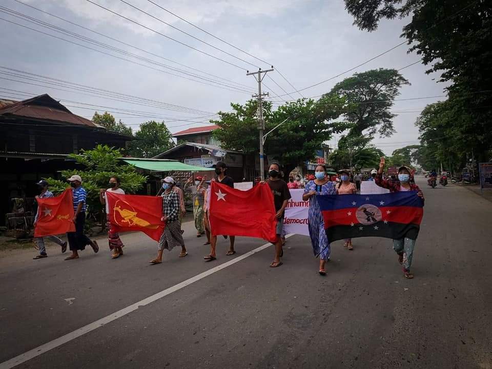 PyaePyae0205711's tweet photo. Residents of #Kale, #Sagaing region marched on the streets and protested to overthrow Military Dictatorship today.

#NoEscapeFromGenocide
#Aug26Coup
#WhatsHappeningInMyanmar https://t.co/d6n7sB95DS