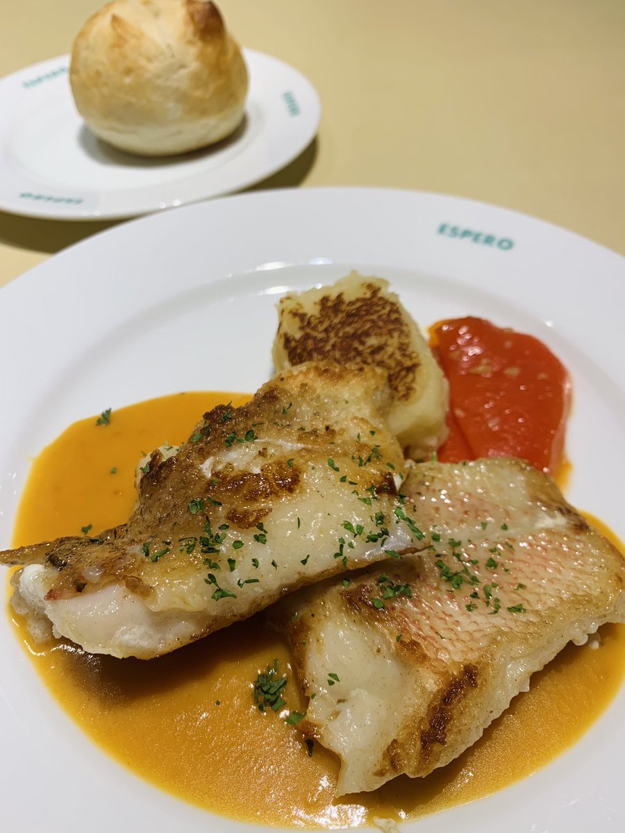 panzyminmin's tweet photo. 今日の #銀座ランチ は #エスペロ 。前菜、メイン、パンかライス、飲物を各々選べて1250円。スパニッシュオムレツはトロトロ。カサゴのソテーバレンシアオレンジソースも美味❗️国際大会優勝したどんぐりのムースは別途380円。#スペイン旅行 気分

#ソロ活 #孤独のグルメ #都内ランチ巡り #スペイン料理 https://t.co/FATK3feQrQ