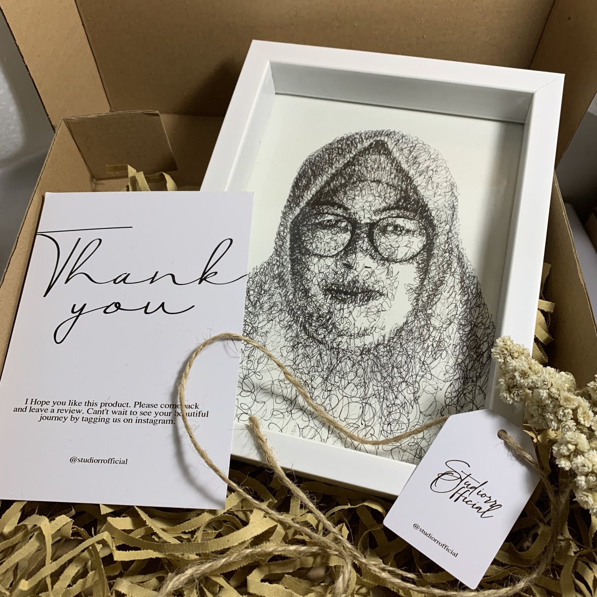 studiorrofc's tweet image. free frame, box gift hampers, greeting card, free bubble wrap packing

for : birthday, graduation, wedding, anniversary, and others!