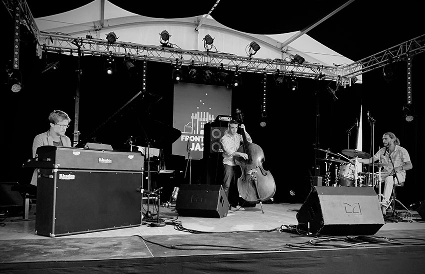 Reyrog's tweet photo. #Jura #Frontenay #Jazz 2021 –Un festival unique, un cadre exceptionnel, où tout un village et son château se mobilisent pour accueillir musiciens et spectateurs de la plus belle des manières qui soit. ce sont deux jours de rêve https://t.co/ey0WYGrLkG via @couleursjazz https://t.co/td2H3bvdlw