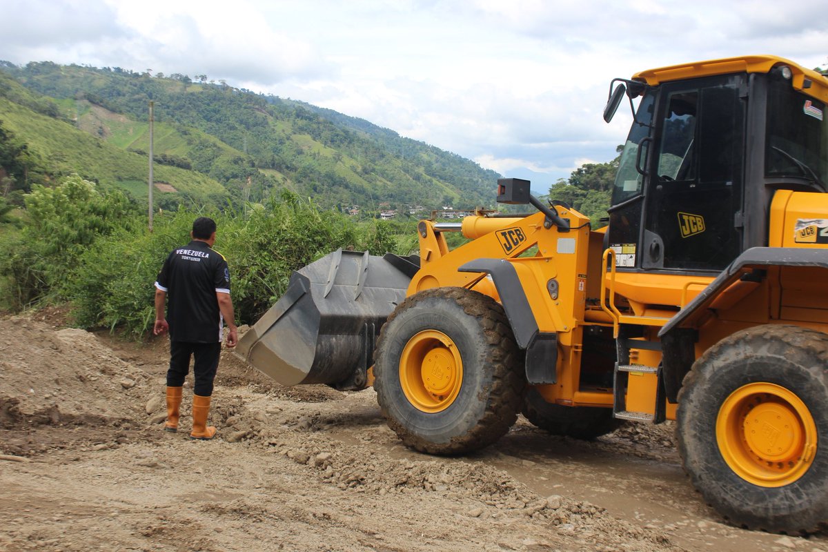 JEHYSONGUZMAN's tweet photo. De una vez las máquina iniciaron trabajos para fortalecer aún más la rehabilitación del paso vial de la T007 iniciando en el sector el Peñón dónde el paso estaba gravemente afectado. https://t.co/EzpMwoZuiV