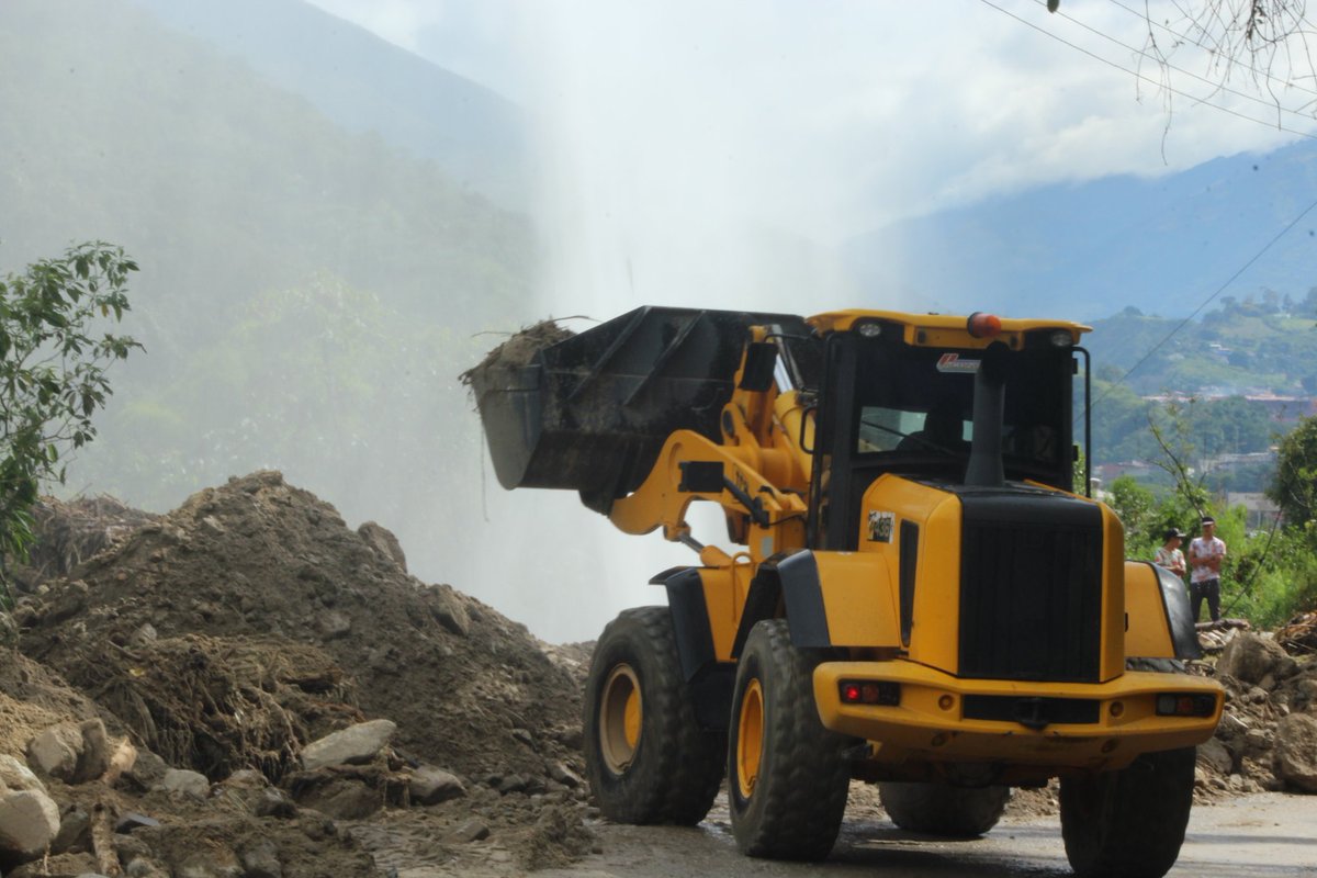 JEHYSONGUZMAN's tweet photo. De una vez las máquina iniciaron trabajos para fortalecer aún más la rehabilitación del paso vial de la T007 iniciando en el sector el Peñón dónde el paso estaba gravemente afectado. https://t.co/EzpMwoZuiV