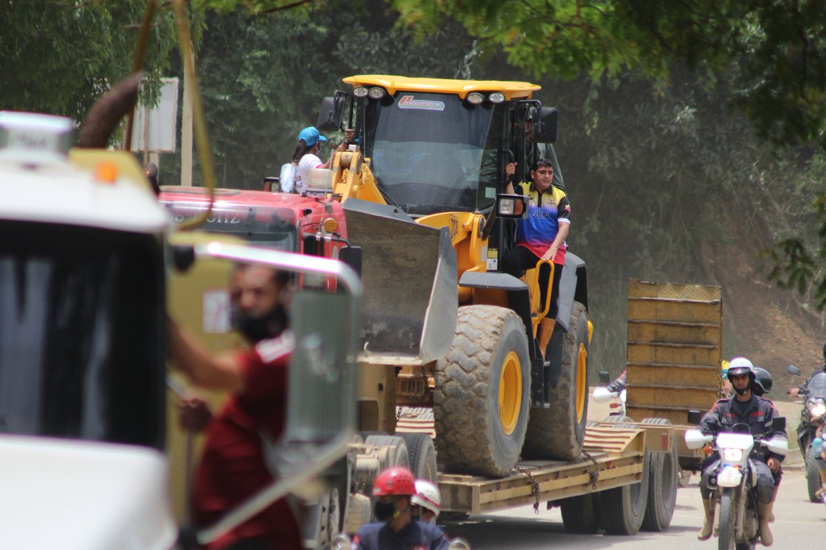 JEHYSONGUZMAN's tweet photo. Así llegaron las maquinarias enviadas por el Presidente @NicolasMaduro al Valle del Mocoties junto al Ministro para Obras Públicas G/D Raúl Paredes. https://t.co/DPfOxI6DWs
