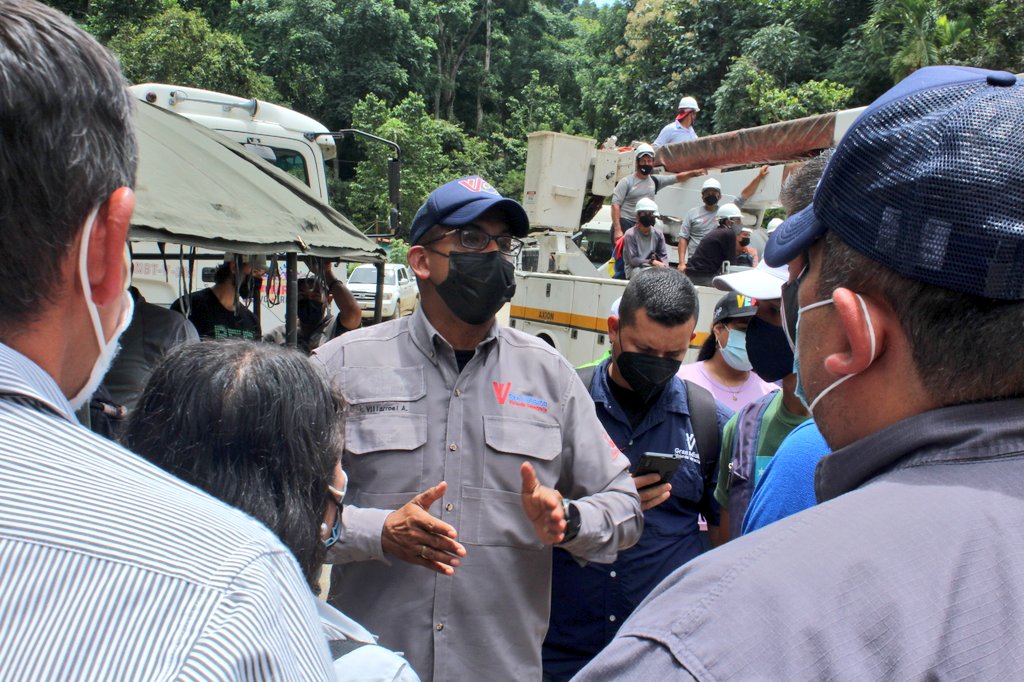 JEHYSONGUZMAN's tweet photo. Aquí está el Gobierno Bolivariano en perfecta unidad cívico militar desplegado en Mérida para cumplir la misión de nuestro Presidente @NicolasMaduro, atender al pueblo en sus necesidades tras estos hechos sobrenaturales. https://t.co/0YPfoOdMZD