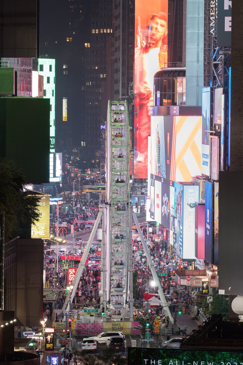 maximusupinNYc's tweet photo. 110-foot ferris wheel is now up and running in Times Square #NYC https://t.co/sJTi3Wz06u