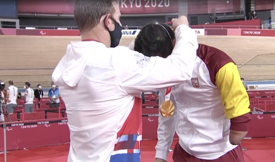 AmorosLive's tweet photo. Qué bonito gesto: 🇬🇧 Cundy, campeón paralímpico en Río’16 y hoy plata, se ofrece a colocar la medalla de oro 🥇 al nuevo campeón olímpico en Tokio’20, 🇪🇸 Alfonso Cabello.

Deportividad. https://t.co/gybly1Fs6m