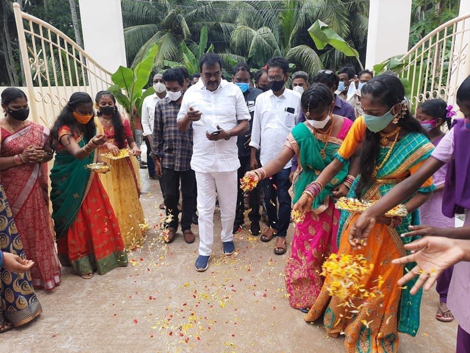 SmileYenumula's tweet photo. ఇదేనా @AndhraPradeshCM మీ పాలన? స్కూలు పిల్లలతో MLA కి పూలు చల్లించిన తూ.గో.జిల్లా..సఖినేటిపల్లి మండలం, రామేశ్వరం స్కూలు హెడ్ మాస్టార్ మీద తక్షణం చర��యలు తీసుకోండి@egodavarigoap @APSchoolEdu @ADIMULAPU17 @rajbudithi65 మరొకరు ఇలాంటి పని చేయరు, please 🙏 https://t.co/0ILxzeR5G3