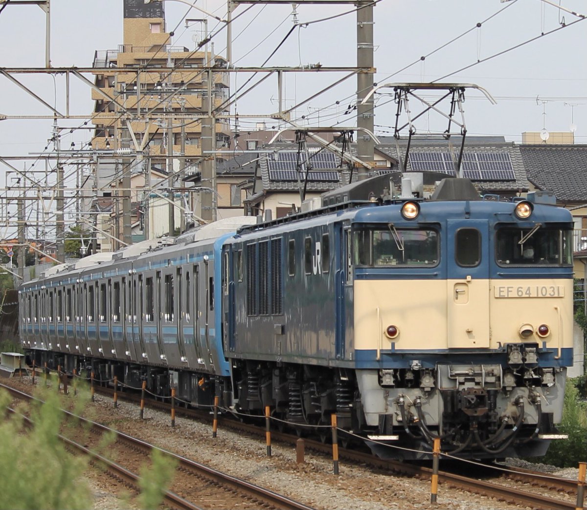 205MU35's tweet photo. 8月26日
EF64 1031＋E131系G-03編成　新津配給 https://t.co/WvJOV4fZNp