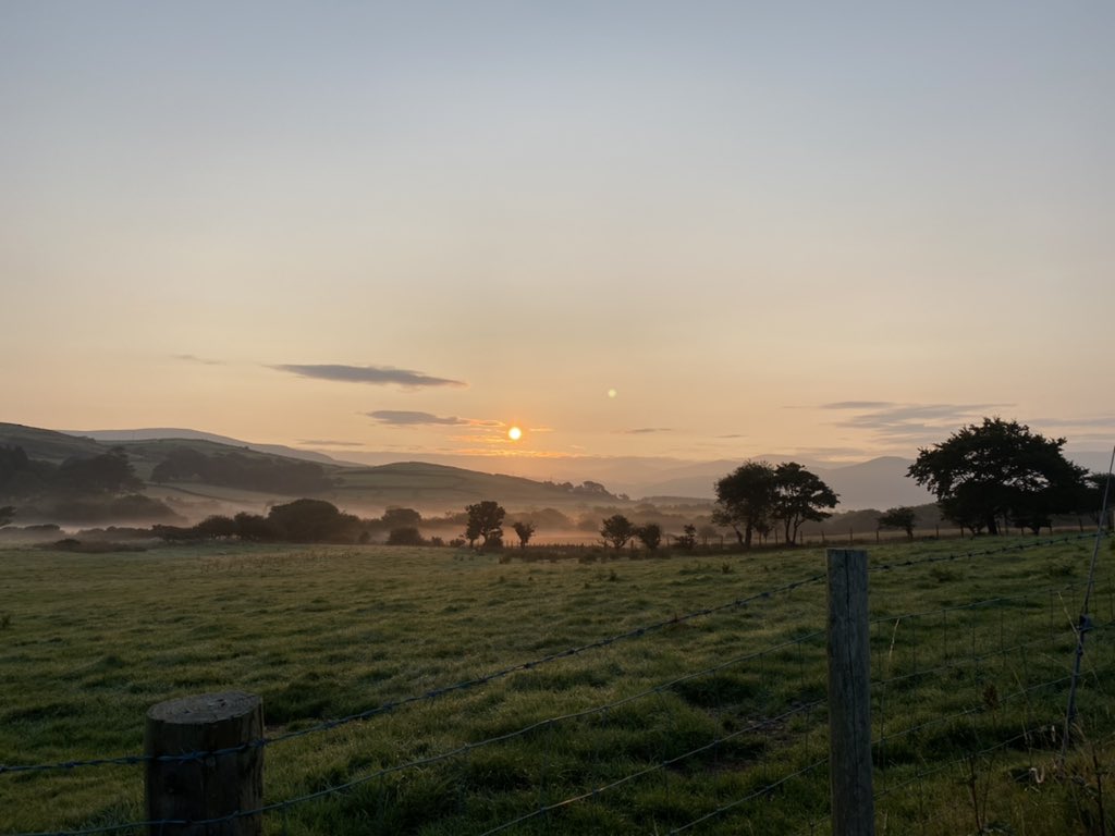 Marie_Burgess1's tweet photo. Another morning, another run! Loving exploring this beautiful part of the world! #earlyrunners #earlyrun #morningrun #morningrunner #sunrise #wales #beudybodowen https://t.co/LoV3oog8Ax
