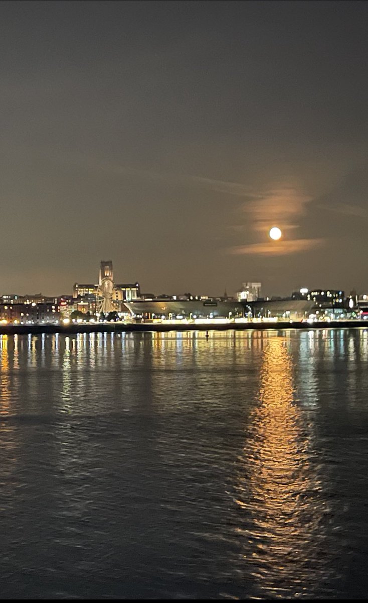 dr_melancholy_'s tweet photo. Full moon at Birkenhead, Liverpool. en route Belfast. #PHOTOS #MoonLovers https://t.co/FrjZAhxpKJ