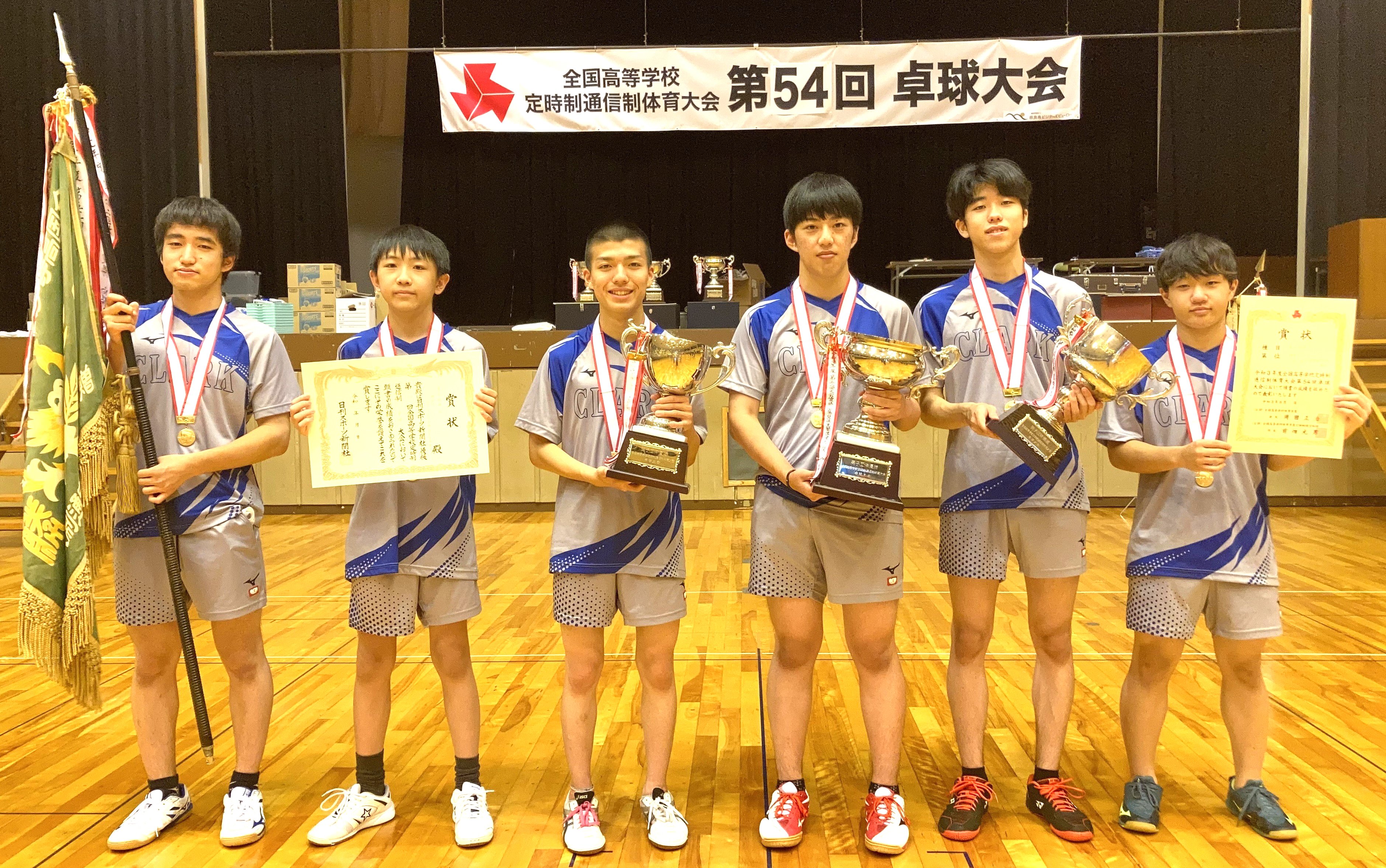 クラーク記念国際高等学校 公式 通信制高校には もう一つのインターハイと呼ばれる 定時制通信制体育大会 があります この大会で クラーク国際生が大活躍 横浜キャンパスが卓球男子団体で優勝 浜松キャンパスの米山さんが走高跳で優勝 倉田さんが卓球