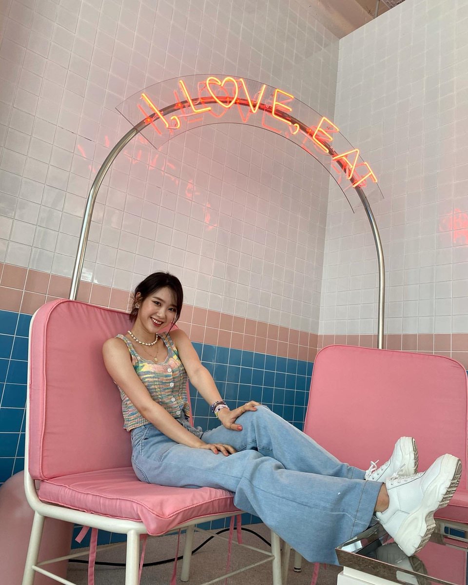 Jihoize's tweet image. 'I, Love, Eat' that neon phrase behind me said it all. for today's lunch, I choose to go out and have some good food in a cute cafe with soft pink and blue color as their background. the place itself has so many photo spot that I dont realize I took so many picture of me.
