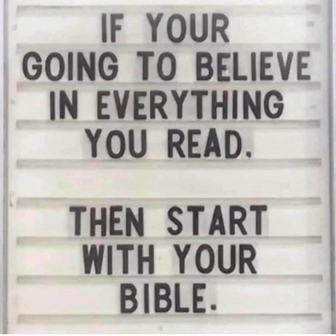 Traduction: « Si vous allez commencer à croire en tout ce que vous lisez… Alors commencer par croire dans ce que vous lisez dans la Bible »