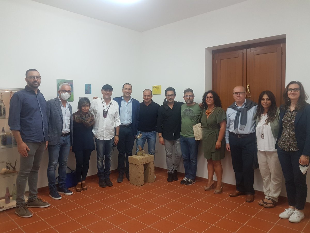 unplibasilicata's tweet photo. Inaugurata a #Filiano presso il Museo di Borgo Vaccaro la mostra "Lucus” dell’artista libanese Marwan Nahle grazie a @ProLocoFiliano e Porta Coeli Foundation con il patrocinio del Comune di Filiano e di #ProLoco #Unpli #Basilicata 🇮🇹
Complimenti 👏👏
Info https://t.co/SKgepZJ4zC https://t.co/eOTUuorAdV