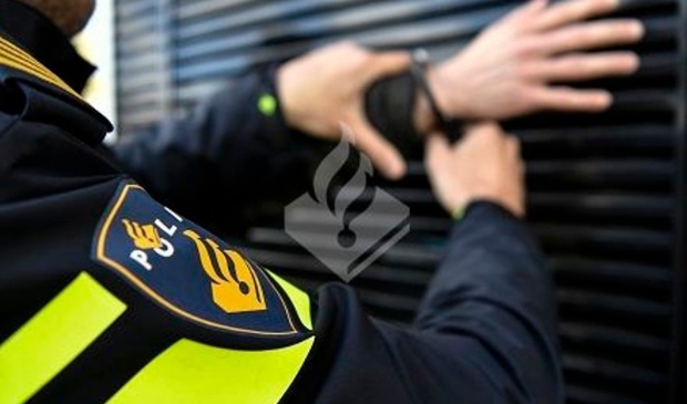 Flinke drugsvangst en drie aanhoudingen in woning aan Lange Heul in Bussum