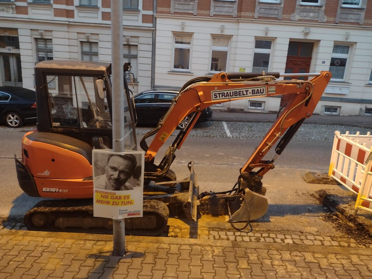 wahl_beobachter's tweet photo. Wo ist eigentlich @c_lindner, wenn es wirklich mal was zu tun gibt? 

🙏Danke &amp; via @romypsilon 
Mehr #WahlplakateFromHell? https://t.co/K1lop2x2tl #btw21 https://t.co/PsEpXkcVDc