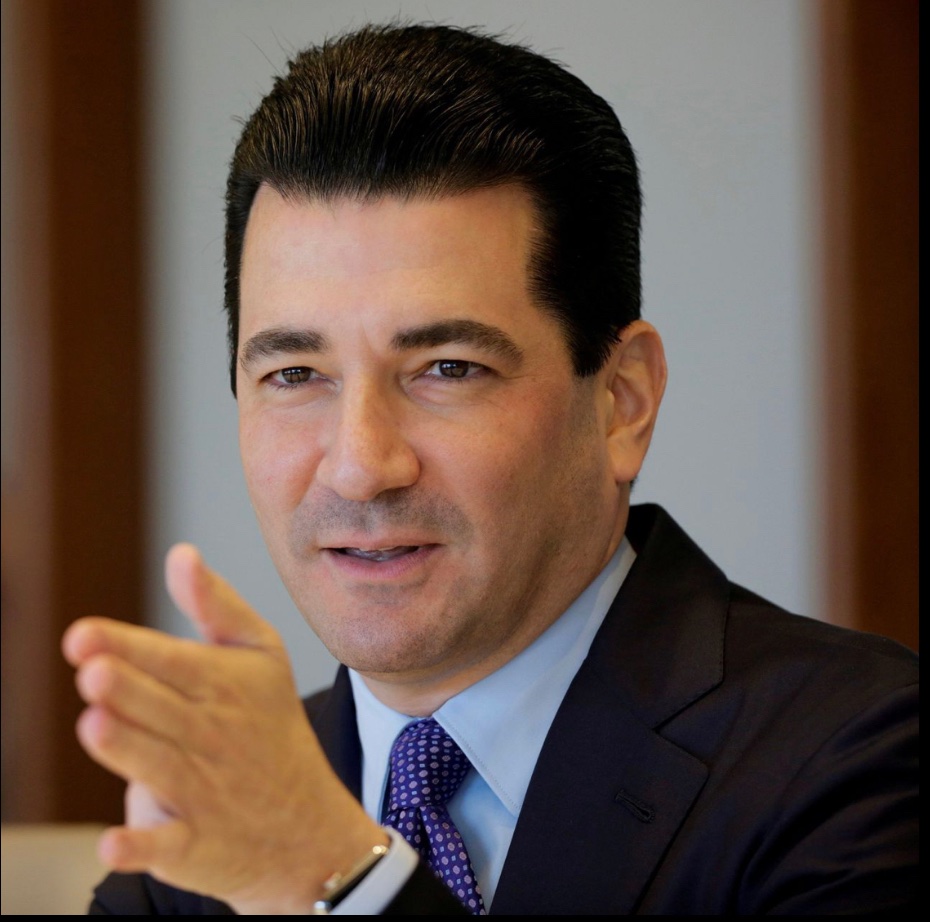 MsFayeBishop's tweet image. This is Scott Gottlieb. He’s on the board of directors for Pfizer, he’s also the former FDA commissioner. 

He’s also contributor to the cable financial news network CNBC, and a frequent guest on CBS' Face the Nation

..and as of YESTERDAY he’s still not vaccinated.