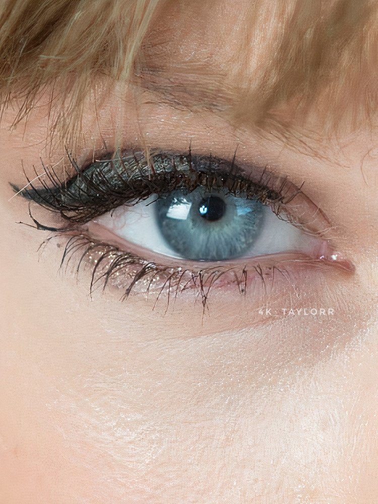 What Color are Taylor Swift'S Eyes