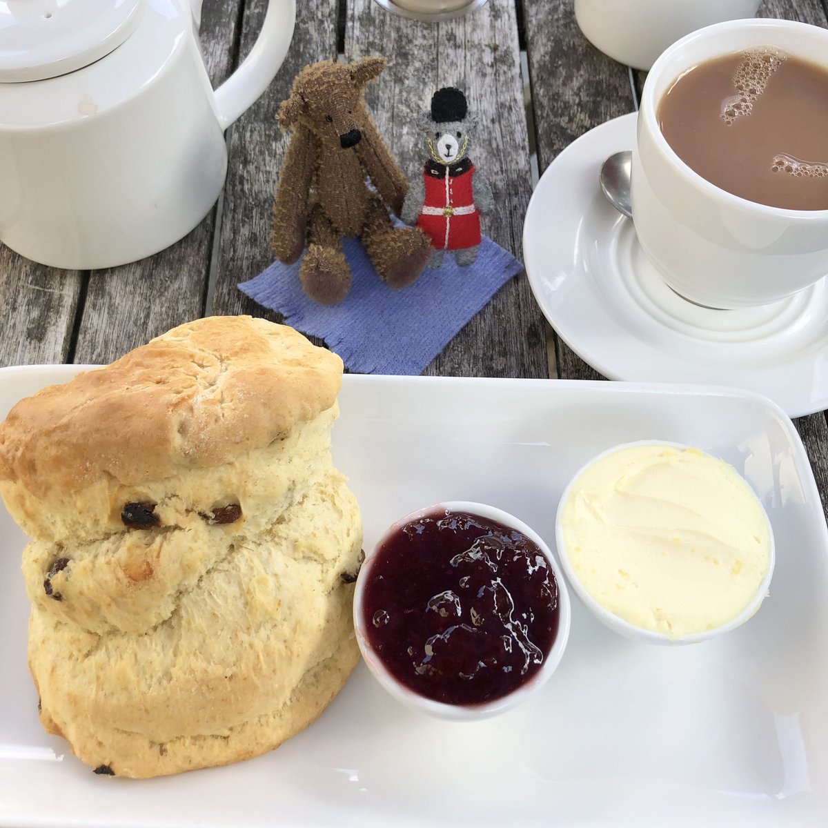 HeartFeltJudy's tweet photo. #creamtea #lunchon with Conrad & Bill #adventureswithbears #afternoontea #relaxing 😊💖🐻🏴 https://t.co/no2O1Ca4Dc