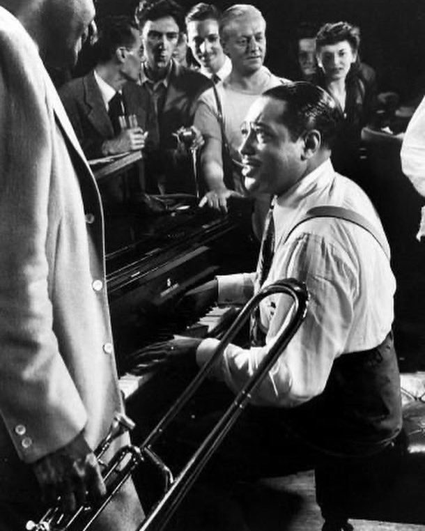 MAOTPod's tweet image. We dived into the world of Duke Ellington and his collaborator Billy Strayhorn with Conor from Villagers 🎹 🎷 

Find out how they influenced his amazing new album ‘Fever Dreams’ here 👉 linktr.ee/Maot

#villagers #feverdreams