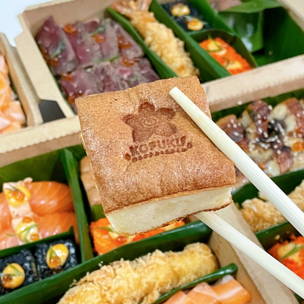 beurrexx's tweet photo. อิ่มพุงแตกมากกกก เบนโตะเซตของ KOFUKU คือคุ้มไม่ไหว อร่อยด้วย เซตละไม่เกิน 199 บาทเองง่ะ หมดนี่ประมาณพันนึง ได้ครบทั้งแซลม่อน ปลาไหล สเต๊กเนื้อ กุ้งทอด คาสเทลล่าทามาโกะ ตอนนี้ร้านมีเดลิเวอรี่แล้วด้วย สั่งได้ทาง Lineman และ Robinhood เลยน้า 🥺🍣 https://t.co/PGL2btSX5T