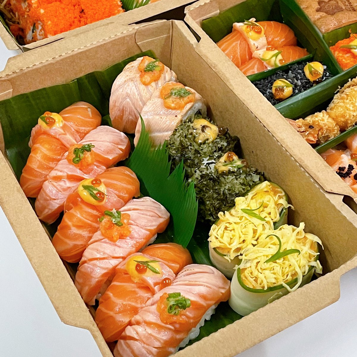 อิ่มพุงแตกมากกกก เบนโตะเซตของ KOFUKU คือคุ้มไม่ไหว อร่อยด้วย เซตละไม่เกิน 199 บาทเองง่ะ หมดนี่ประมาณพันนึง ได้ครบทั้งแซลม่อน ปลาไหล สเต๊กเนื้อ กุ้งทอด คาสเทลล่าทามาโกะ ตอนนี้ร้านมีเดลิเวอรี่แล้วด้วย สั่งได้ทาง Lineman และ Robinhood เลยน้า 🥺🍣