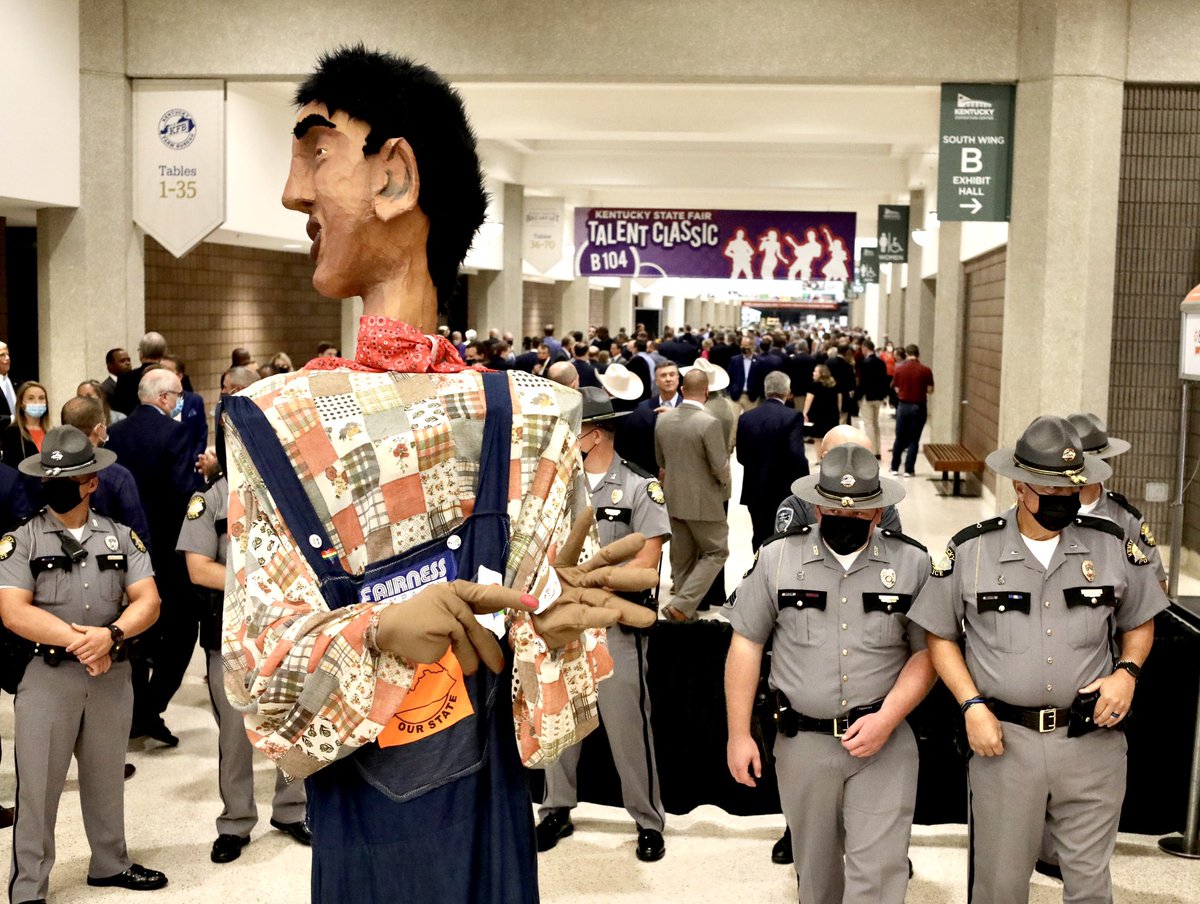 ACLUofKY's tweet photo. Freida was unfortunately too tall to go inside @KYFB’s #HamBreakfast to share info about their discriminatory lobbying. Fortunately, @kystatepolice did not push anyone this year and let Freida go home. Stay tuned for more pics & let your friends know about KFB’s discrimination. https://t.co/MLBBfi4HOy