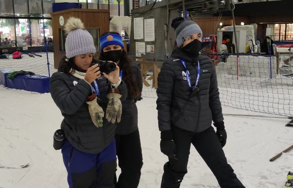 SnozoneMadrid's tweet photo. Orgullosos que las primeras estudiantes del proyecto Mujer y Nieve de la RFEDI hayan estado en nuestra pista de nieve en Snozone.
#snozonemadrid #snozone #mejorvivirlo #snozoneuk #ski #snow #diversión #nieve #mujerynieve #rfedi #snowspain https://t.co/md369pOnHr