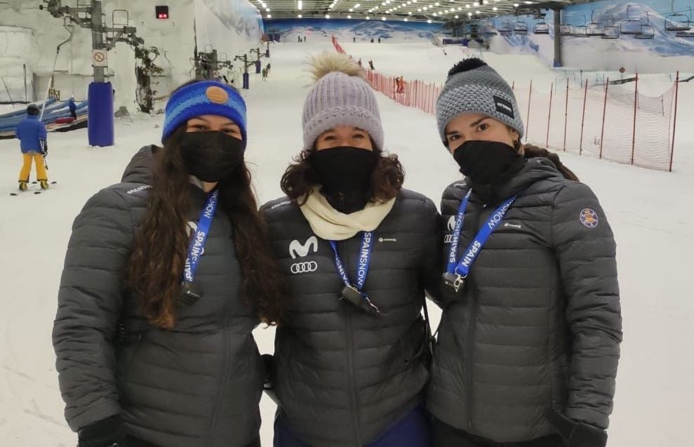 SnozoneMadrid's tweet photo. Orgullosos que las primeras estudiantes del proyecto Mujer y Nieve de la RFEDI hayan estado en nuestra pista de nieve en Snozone.
#snozonemadrid #snozone #mejorvivirlo #snozoneuk #ski #snow #diversión #nieve #mujerynieve #rfedi #snowspain https://t.co/md369pOnHr