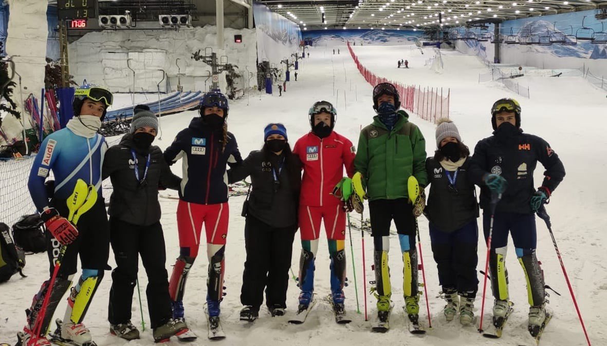 SnozoneMadrid's tweet photo. Orgullosos que las primeras estudiantes del proyecto Mujer y Nieve de la RFEDI hayan estado en nuestra pista de nieve en Snozone.
#snozonemadrid #snozone #mejorvivirlo #snozoneuk #ski #snow #diversión #nieve #mujerynieve #rfedi #snowspain https://t.co/md369pOnHr