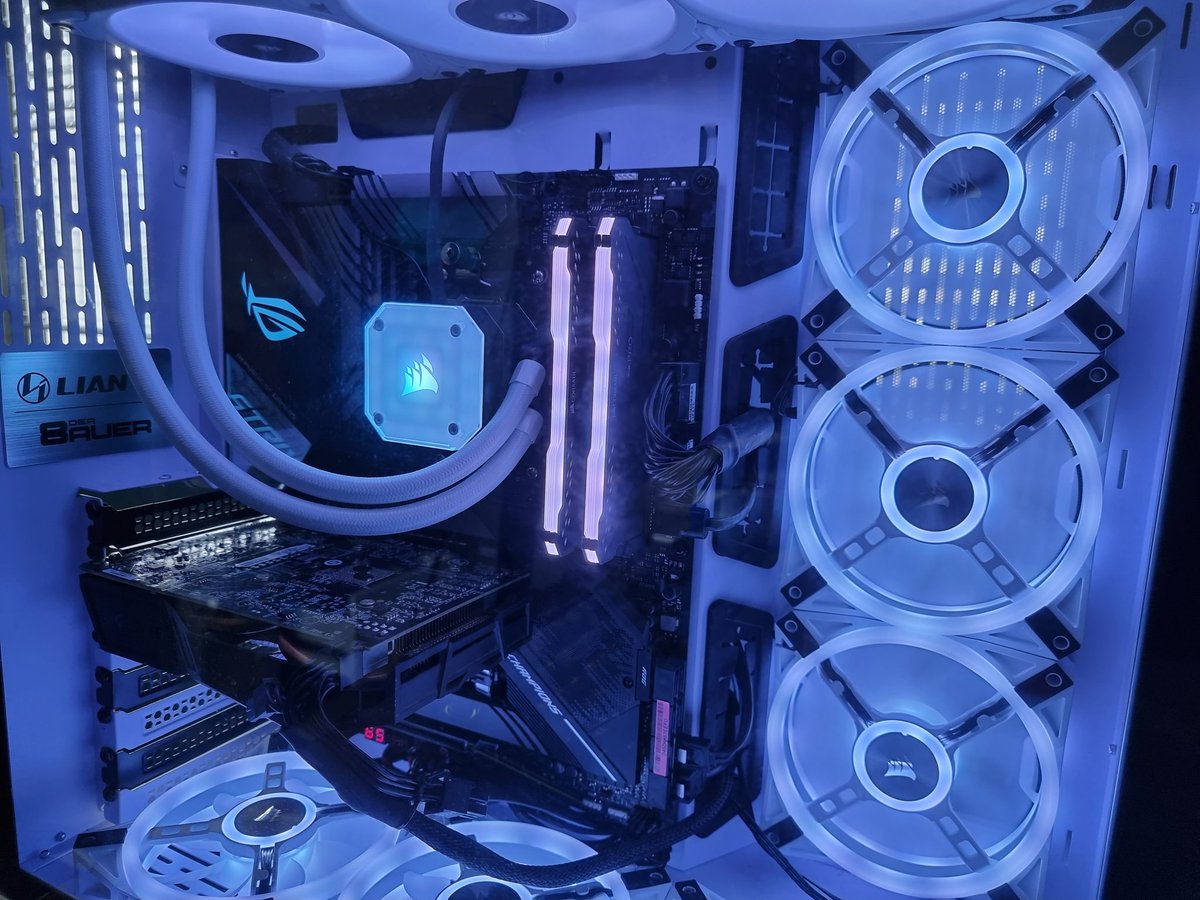 Gaming PCs in 2021 be like:
smöl old gpu