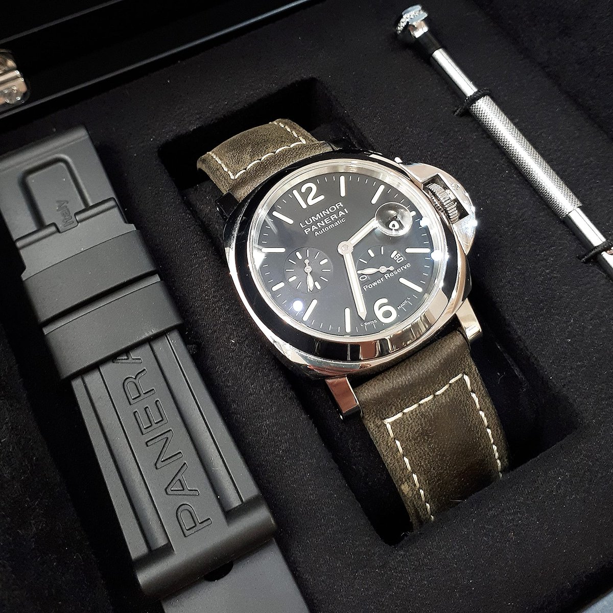 Just Arrived💥PANERAI LUMINOR only 3 months old.
PANERAI LUMINOR-The unmistakable identity of Panerai
Original created for the underwater commandos of the Italian Navy
#PAM01090 #panerai #paneraiforsale #panerailuminor #paneraicentral #paneraiwatch #paneraiclub #officinepanerai