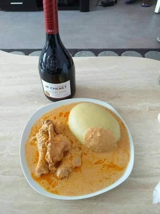 edvinkray's tweet photo. Bon appétit la famille sauce pistache accompagné du plantain de banane avec du vinhooo miam miam à l'ivoire #ONDITPAS #CIV225 https://t.co/ODhltNGfcz