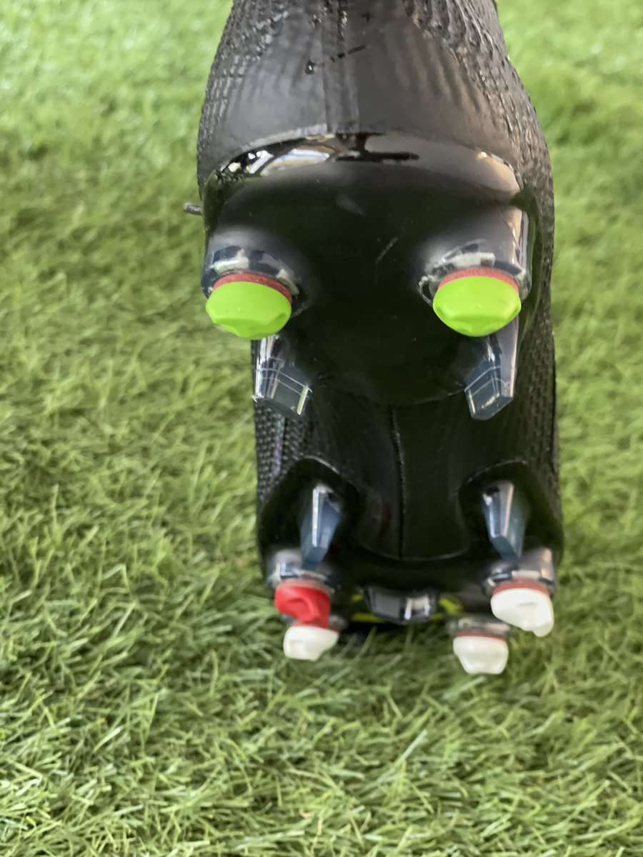 SmartPowerstud's tweet image. Hey la #teamdz ! La sélection algérienne vous la voyez avec ces crampons ? C’est quoi votre choix pour placer les couleurs ? Et nos Shark men @andydelort9 @raismbolhiofficiel @oukidja16 ca vous branche ? #teamdz #algeriefoot #andydelort #coupedafriquedesnations #Fennec