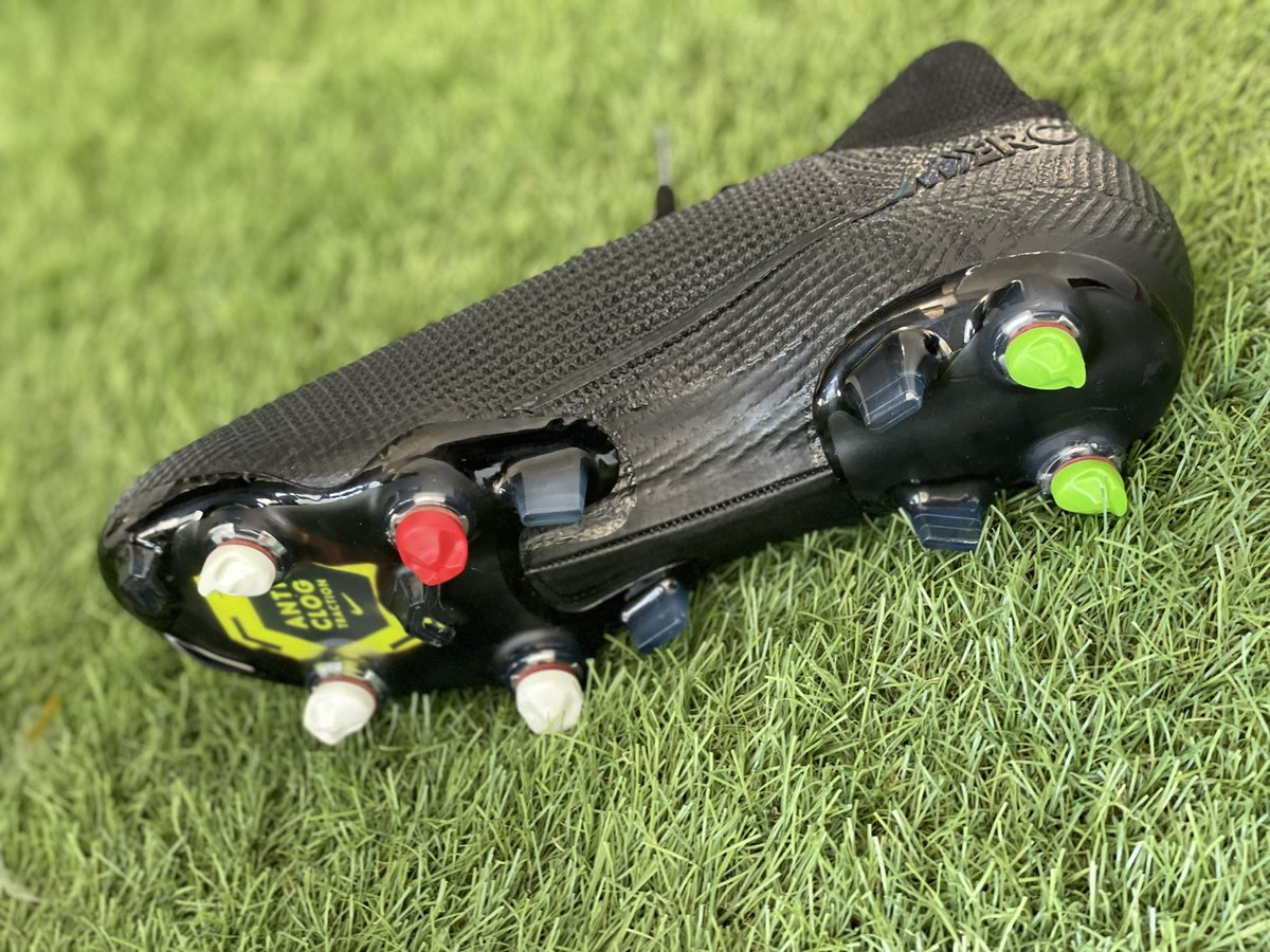 SmartPowerstud's tweet image. Hey la #teamdz ! La sélection algérienne vous la voyez avec ces crampons ? C’est quoi votre choix pour placer les couleurs ? Et nos Shark men @andydelort9 @raismbolhiofficiel @oukidja16 ca vous branche ? #teamdz #algeriefoot #andydelort #coupedafriquedesnations #Fennec