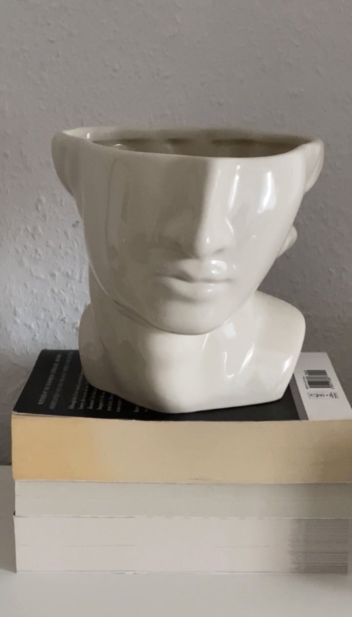 achilleslibrary's tweet image. details in my apartment