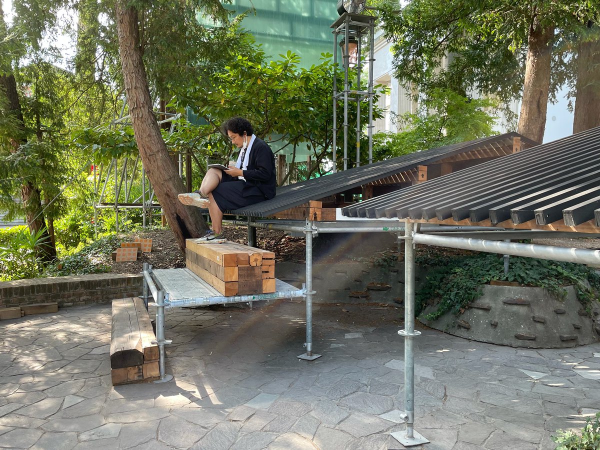 kadowaki_kozo's tweet image. 自分で設計したベンチの上で仕事をするアーキテクト #vba2020jp