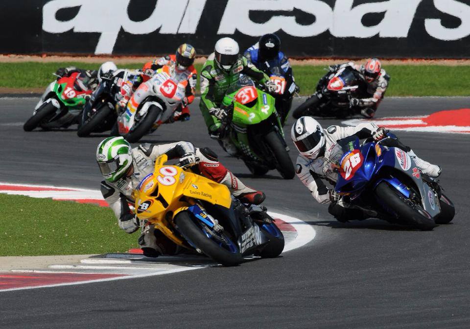 #ThrowbackThursday <a href="/SilverstoneUK/">Silverstone</a> MotoGP Superstock support race in 2010! 🤪✊

Can anyone name the other riders? 

#justforfun #MotoGP #Hicky60
