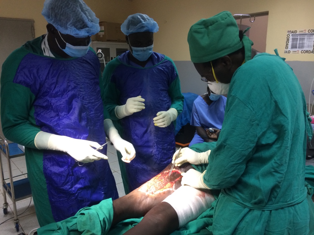 During a civil war, Bentiu State Hospital was vandalised. In 2016, @Cordaid renovated it. Since then, @cordaidss and @HPFSouthSudan have been saving lives and preventing disabilities. Below, our surgeons are placing a split-thickness skin graft to heal a chronic wound.