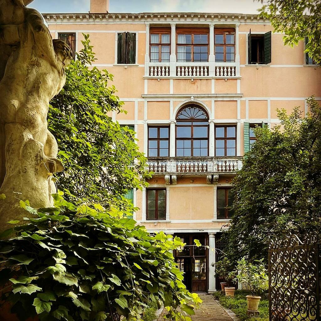 .. prendendo una boccata d’aria in un meraviglioso giardino “segreto”.

#venezia 
#newproject 
#architecture 
#restauro 
#garden 
#secretgarden 
#veneziasegreta 
#ds_architect instagr.am/p/CTB7GqqtEZO/