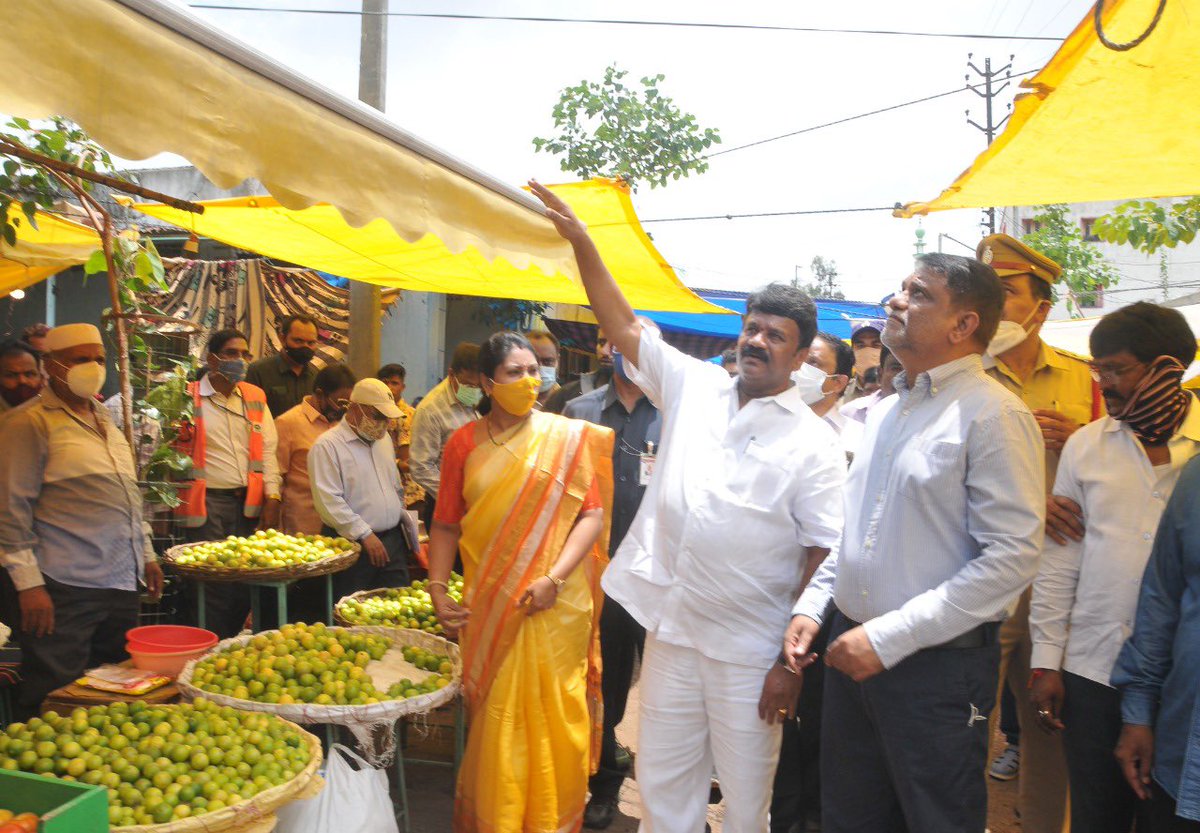 arvindkumar_ias's tweet photo. Visited Monda Market incl Old Jail &amp; Pot market alongwith Minister @YadavTalasani &amp; @GHMCOnline staff today 

Taking up an comprehensive restoration (to its original pristine glory) of the entire market on lines of #MJMarket as advised by minister @KTRTRS https://t.co/cvYVPL4l8Z