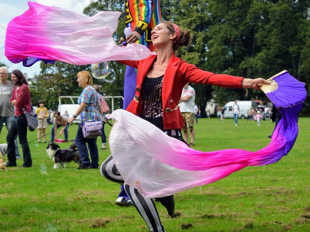 Drummers, dancers and fire jugglers were just a few of the acts that delighted #Monmouth visitors and residents last weekend at Monmouth Carnival. There was even a visit from the 501st Garrison and a very pleased Darth Vader. 
monmouthshirebeacon.co.uk/article.cfm?id…