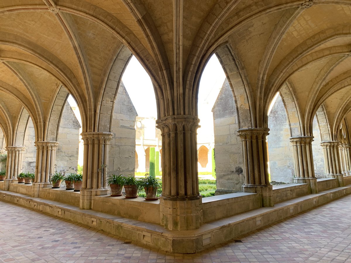 AlainGoudey's tweet image. C’est la journée de rentrée de @NEOMAbs où nous sommes tous réunis pour lancer la nouvelle année académique ! 
@paulinemaltret et @delphmanceau on stage, dans le superbe cadre de l’Abbaye de @royaumont, on fait le point et on dessine l’avenir ! 

#BePassionate_ShapeTheFuture