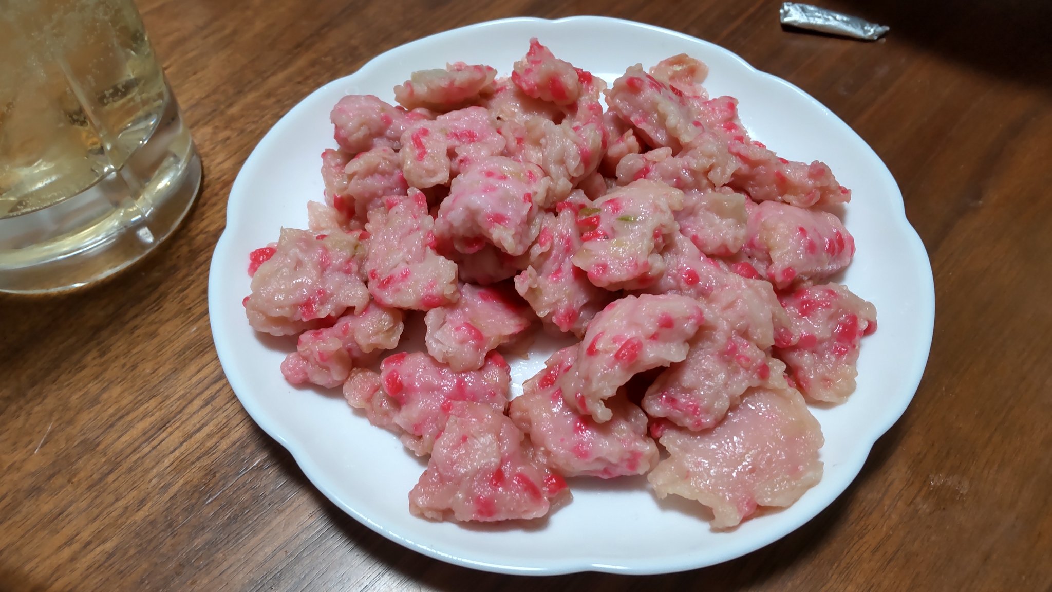 境 絶賛デブ活中 スーパー 某ロピア で買ってみたちぎり生姜天 300円くらいで500gくらい入っていた気がする 紅生姜大好きマンは是非 他にもイカとレンコンがあったので次回亦部角買ってみよう たぶん玉ねぎも入ってるし体に良さそうな感じがする T