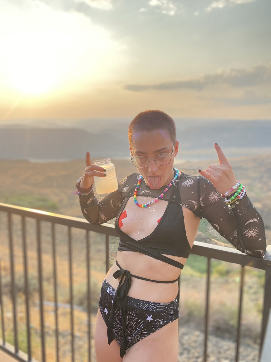 HaleyGangster's tweet photo. I never take pics of my fits at shows but I got 1/3 days documented https://t.co/P5x0tTybpt