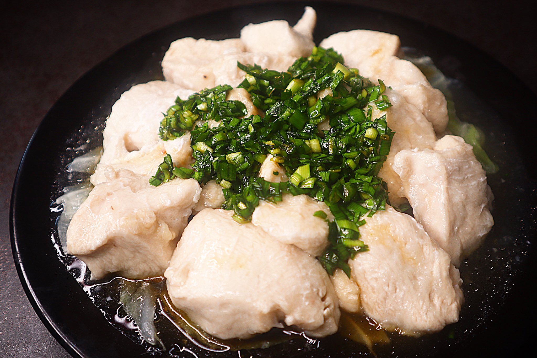 だれウマ 料理研究家 レンジでできる超痩せ飯 ぷるっぷるでしっとり柔らかい水晶鶏がマジで最強です 痩せ水晶鶏 1 を容器に入れてよく混ぜニラだれを作る 2 鶏むね肉 片栗粉 酒をボウルに入れよく揉み込む 耐熱皿にキャベツをのせその上に