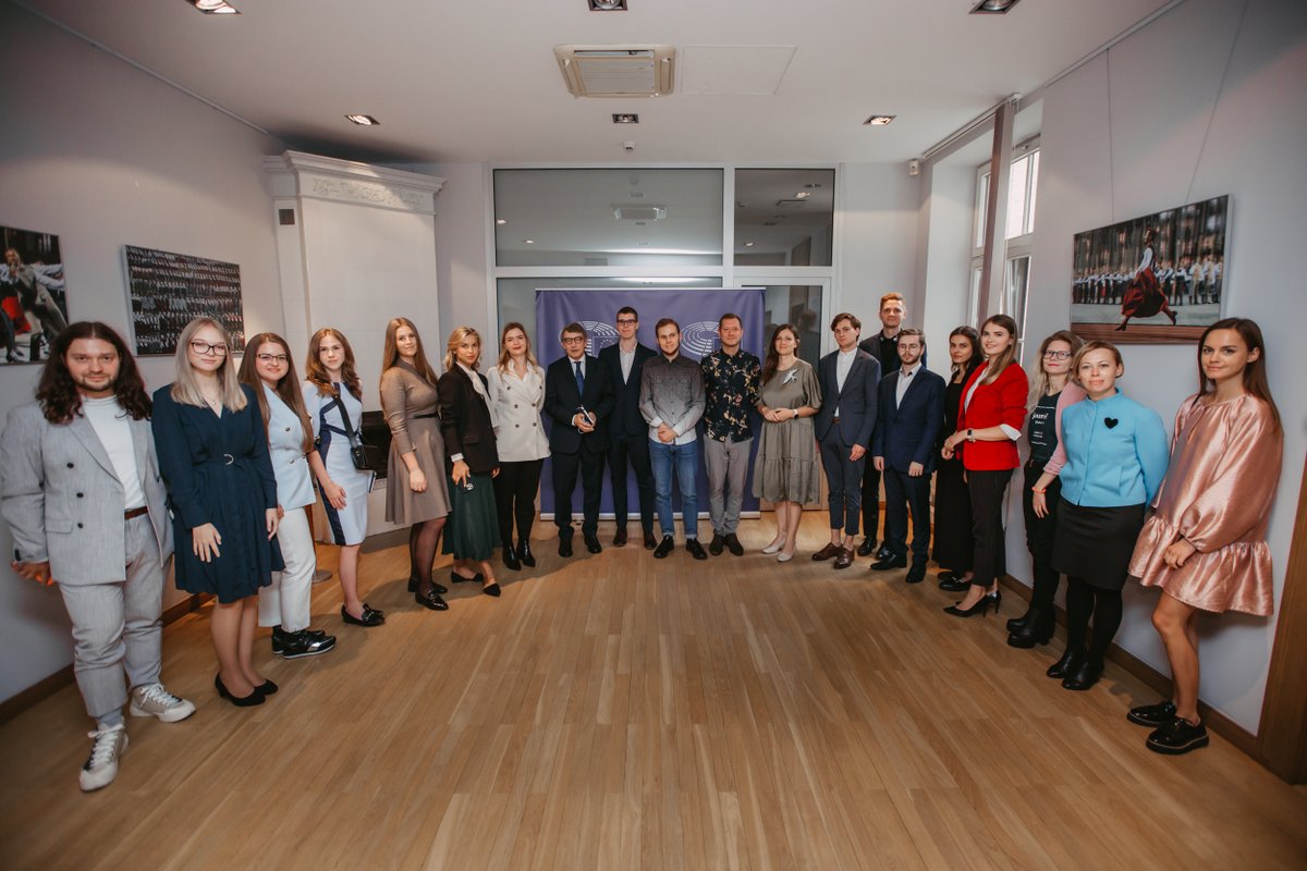 🇪🇺🇱🇻 Pirms nedēļas Latvijā viesojās <a href="/EP_President/">Roberta Metsola</a>  Dāvids Sasoli. Vizītes ietvaros viņš tikās ar Latvijas jauniešu organizācijām un viedokļu līderiem, lai pārspriestu ES nākotnes izaicinājumus un prioritātes.
Skaties diskusijas ierakstu: eptwitter.eu/Sasoli_diskusi…
#ThrowbackThursday